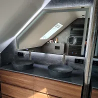 Comment couper un miroir sous mansarde ?