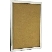 Panneau d'information inox brillant: poteaux de balisage modernes et élégants pour une présentation professionnelle.