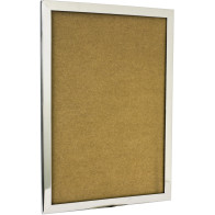 Panneau d'information inox brillant: poteaux de balisage modernes et élégants pour une présentation professionnelle.