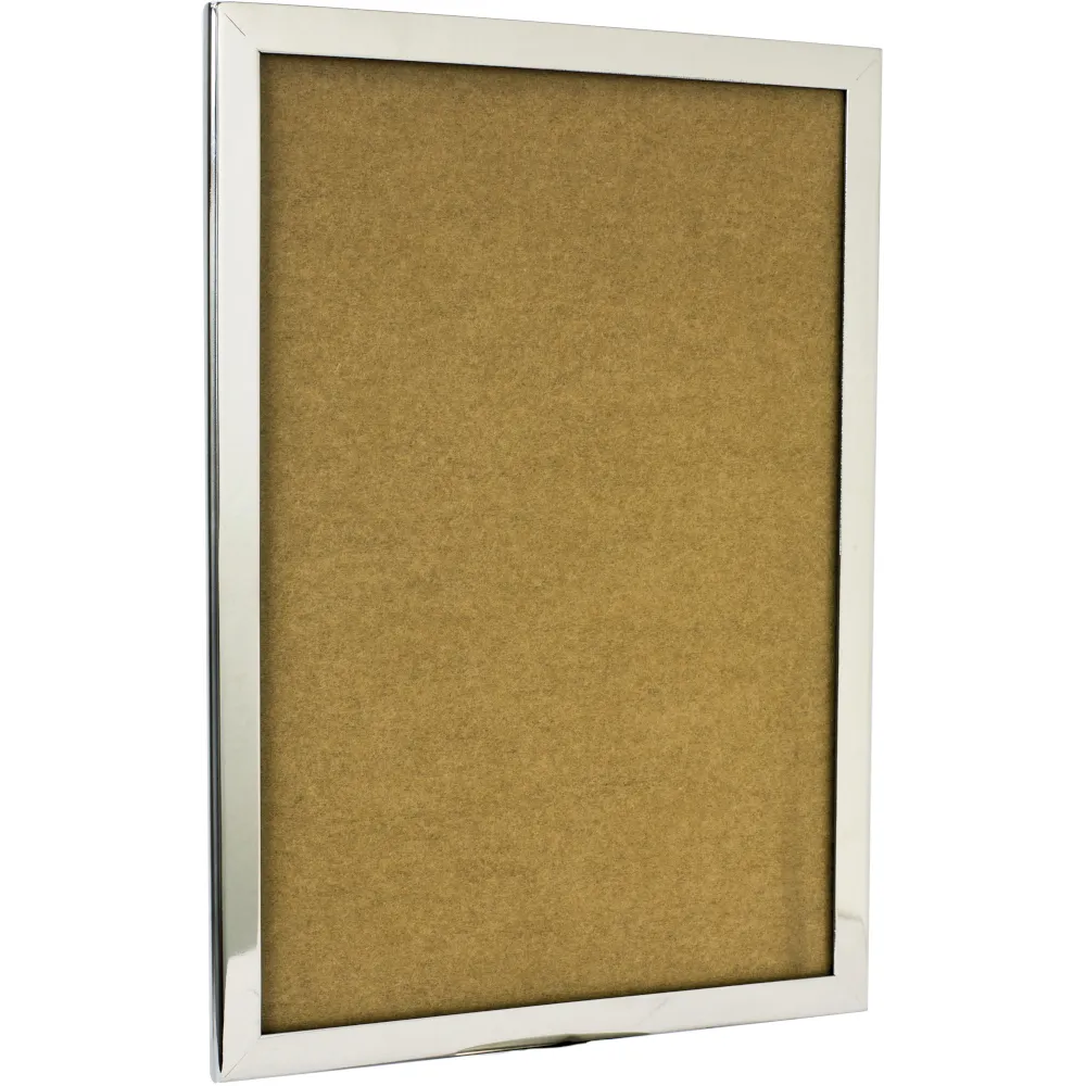 Panneau d'information inox brillant: poteaux de balisage modernes et élégants pour une présentation professionnelle. Panneau d'information inox brillant: poteaux de balisage modernes et élégants pour une présentation professionnelle.