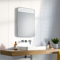 Miroir avec coins arrondis et triple LED pour un éclairage optimal.