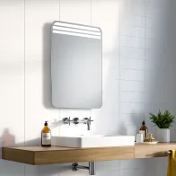 Miroir avec coins arrondis et triple LED pour un éclairage optimal.
