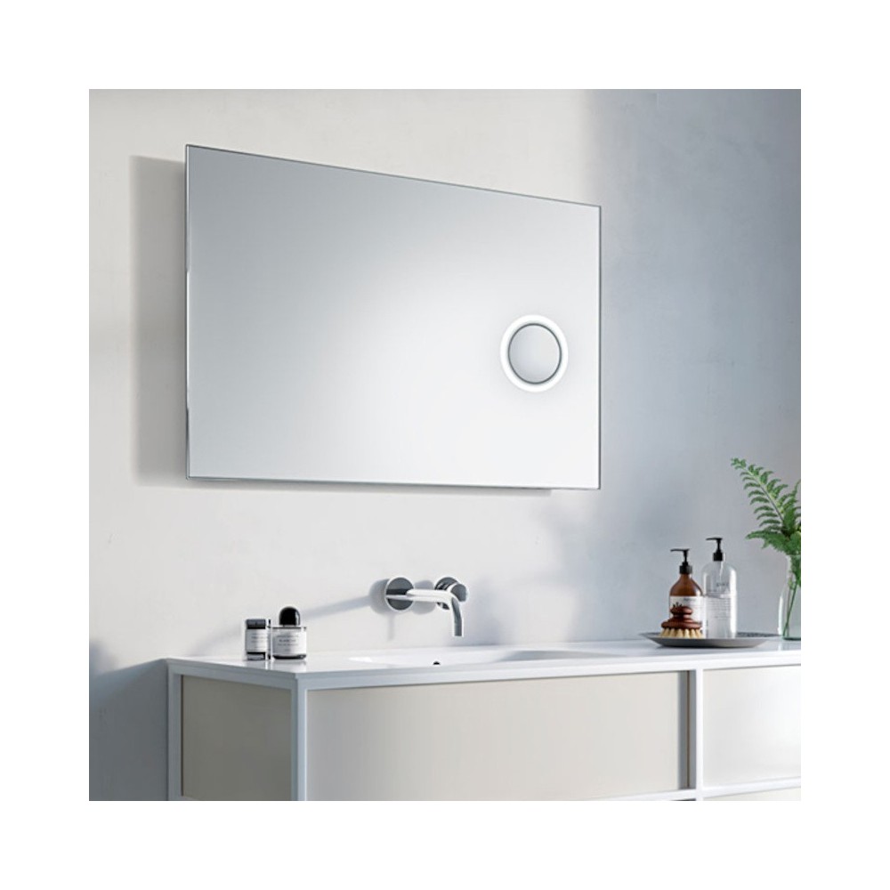 Miroir éclairé avec zone de maquillage pour une application précise.