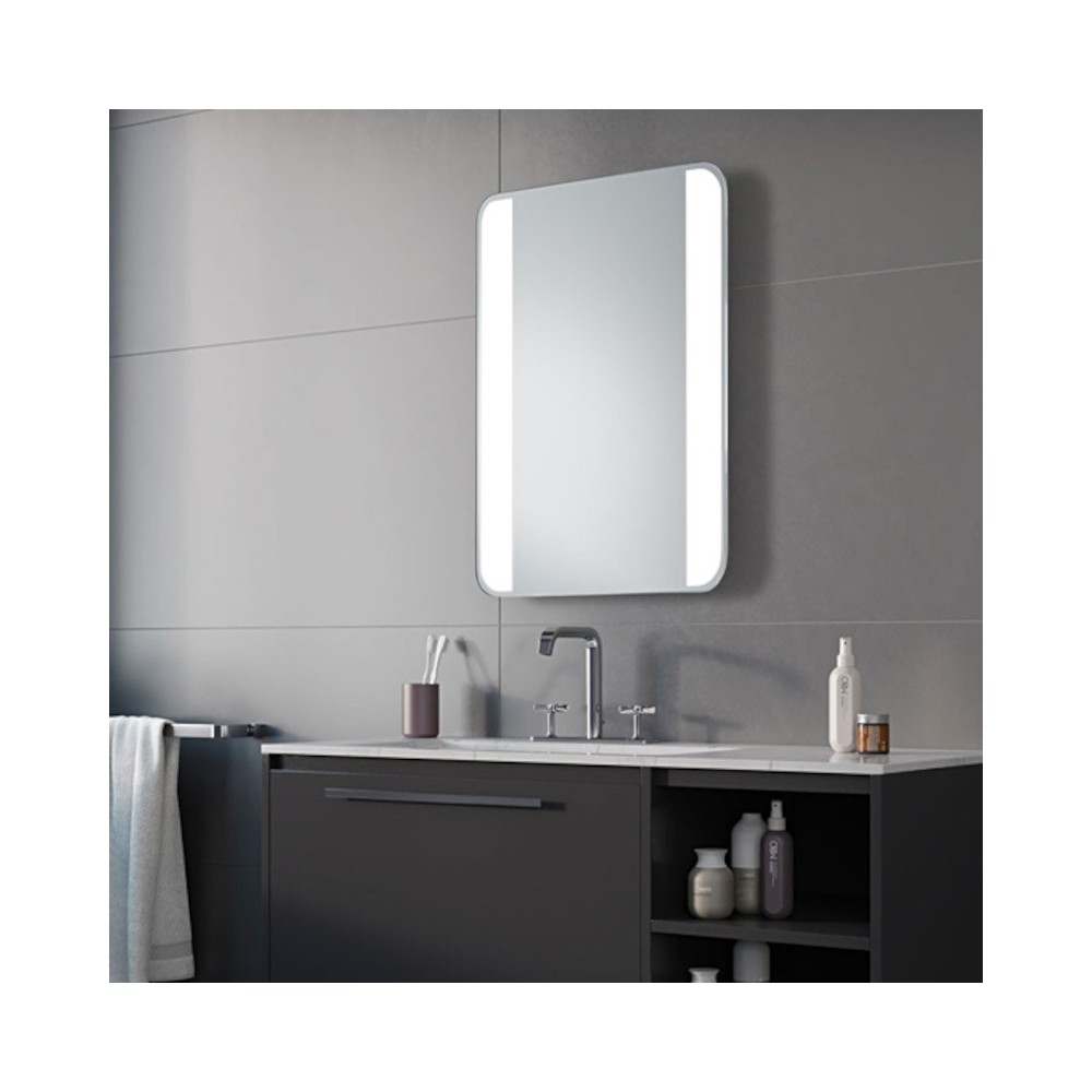 Miroir LED avec coins arrondis pour un éclairage optimal.
