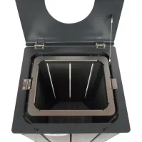 Corbeille poubelle en bois recyclé.