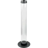 Collecteur passionné entouré de ses trouvailles uniques