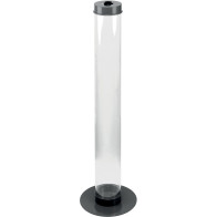 Collecteur passionné entouré de ses trouvailles uniques