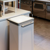 Support sac poubelle cuisine 90L acier blanc vue de profil mobile