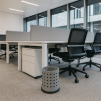 Poubelle grise perforée 15L en acier vue de profil bureau