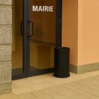 Poubelle antifeu noire 25 litres vue de face bureau